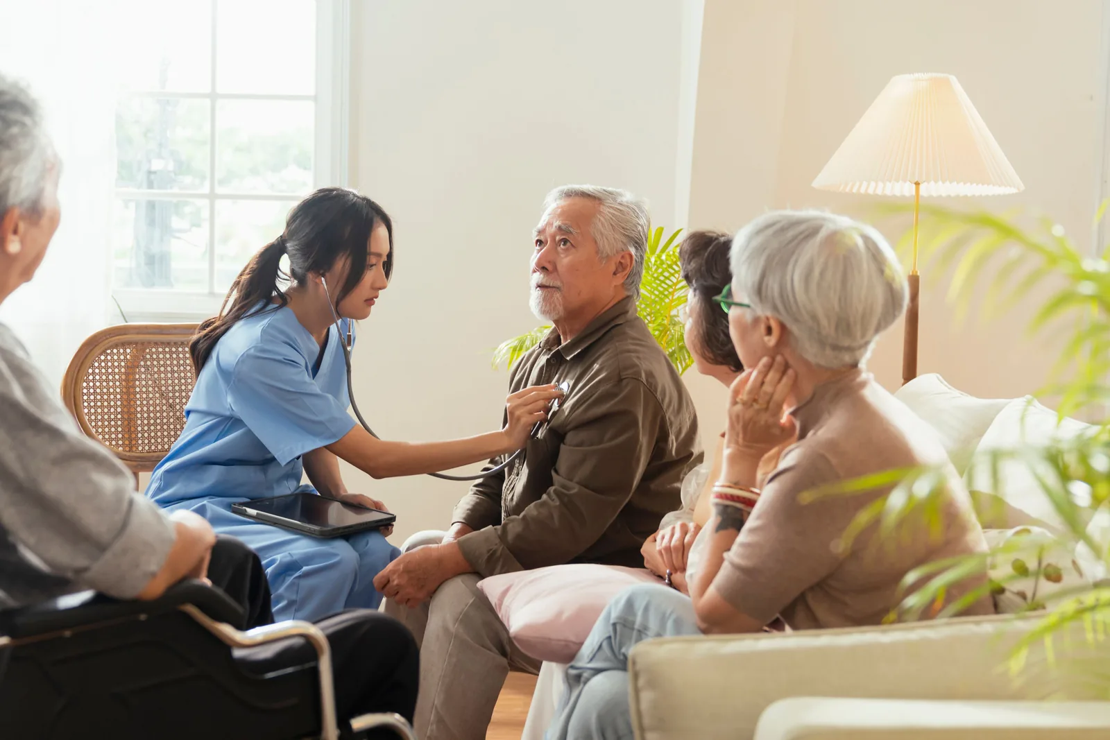 Blog-Image3-1 Concierge care manager meeting with a senior client in their Herndon, VA home to discuss a personalized care plan